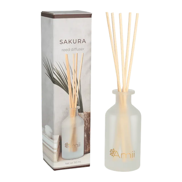 Amii ruumilõhnastaja SAKURA rattanpulkadega valges klaasis